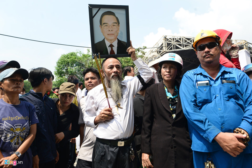 Người dân lập bàn thờ bên đường tiễn biệt ông Sáu Khải